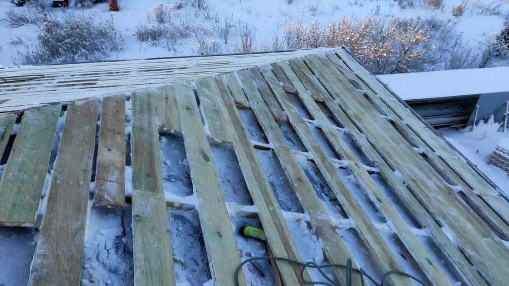 Вальмовая крыша с металлочерепицей в Кондакопшино 3 vlcsnap 2023 11 29 17h22m24s565