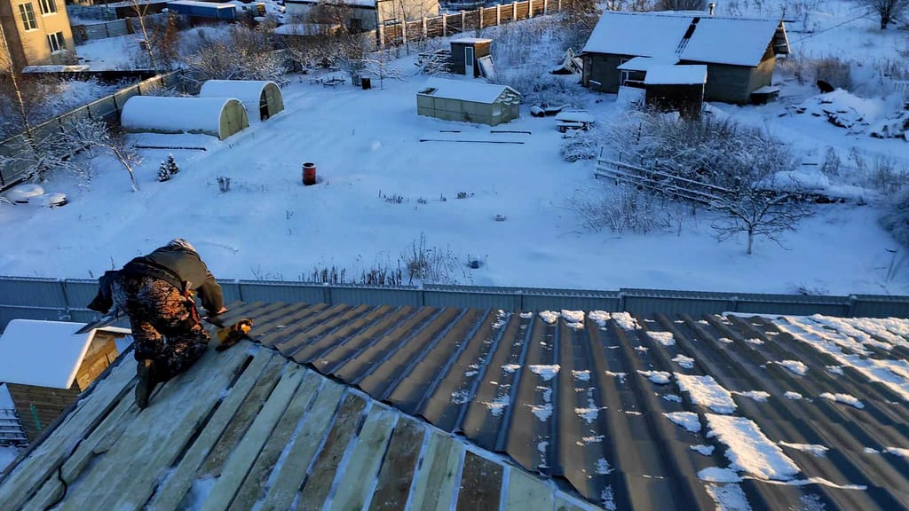 Вальмовая крыша с металлочерепицей в Кондакопшино 4 vlcsnap 2023 11 29 17h22m57s421