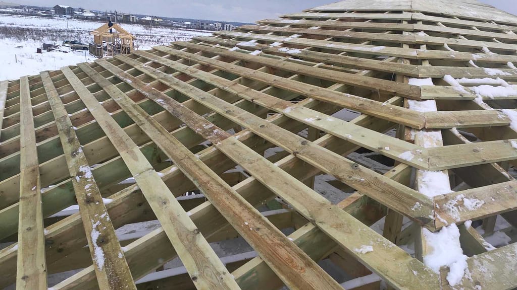 Кровля вальмовая в деревне Ладога 13 vlcsnap 2023 11 29 18h34m47s842