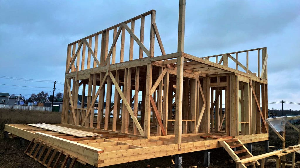 Деревянный каркас дома в деревне Удальцово (Ленобласть) 5 атиковые