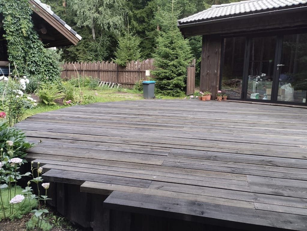 Строительство террасы в Репино, Курортный район, Санкт-Петербург 5 Готовая терраса сложной формы в Репино, вид сбоку