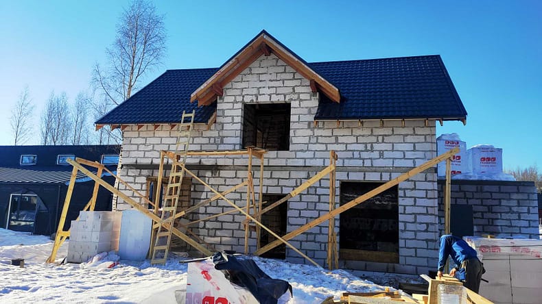 Установка металлочерепицы на крышу дома из газобетона в деревне Скотное 6 Установка металлочерепицы на крышу дома из газобетона в деревне Скотное