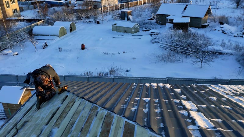Кровля частного дома: устройство, материалы, монтаж и цена в СПб и ЛО 2 Монтаж металлочерепицы бригадой кровельщиков в Ленинградской области