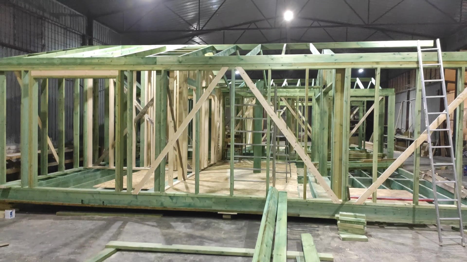Каркас дома под ключ в СПб и Ленобласти 2 Монтаж стен каркасного дома бригадой плотников в СПб и Ленобласти